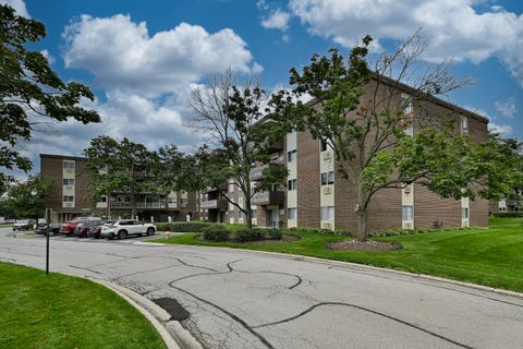 Tiny photo for 1321 S Finley Road #422, Lombard, IL 60148 (MLS # 12718939)
