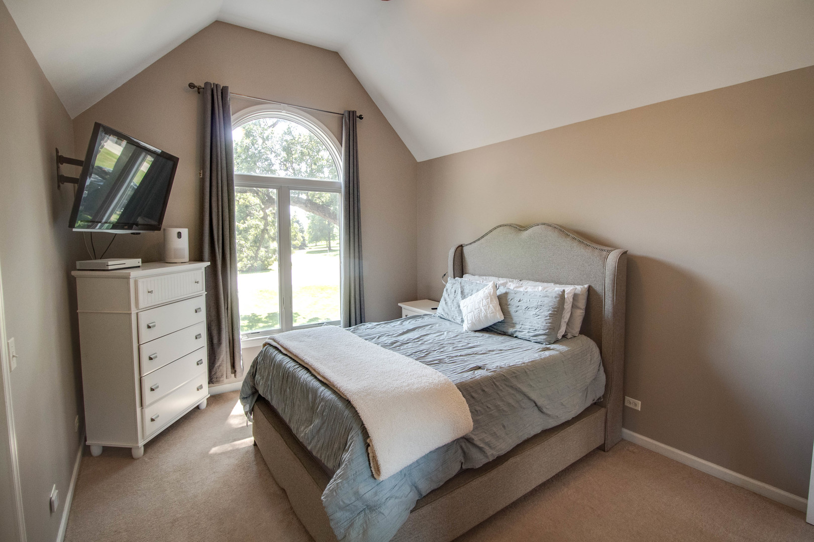 Yorkville, Illinois 60560, United States, 5 Bedrooms Bedrooms, ,4 BathroomsBathrooms,Residential,Contingent,216373