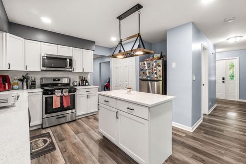 Tiny photo for 40233 N Lakeview Avenue, Antioch, IL 60002 (MLS # 12689039)
