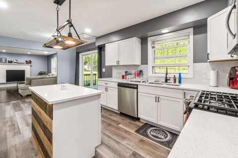 Tiny photo for 40233 N Lakeview Avenue, Antioch, IL 60002 (MLS # 12689039)