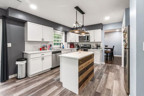 Tiny photo for 40233 N Lakeview Avenue, Antioch, IL 60002 (MLS # 12689039)