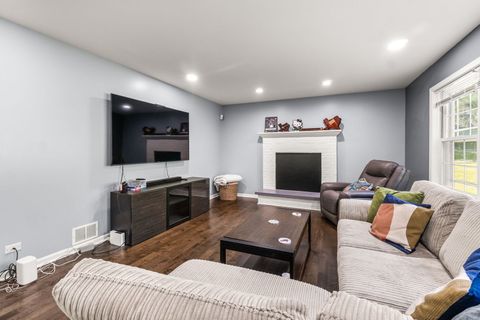 Tiny photo for 40233 N Lakeview Avenue, Antioch, IL 60002 (MLS # 12689039)