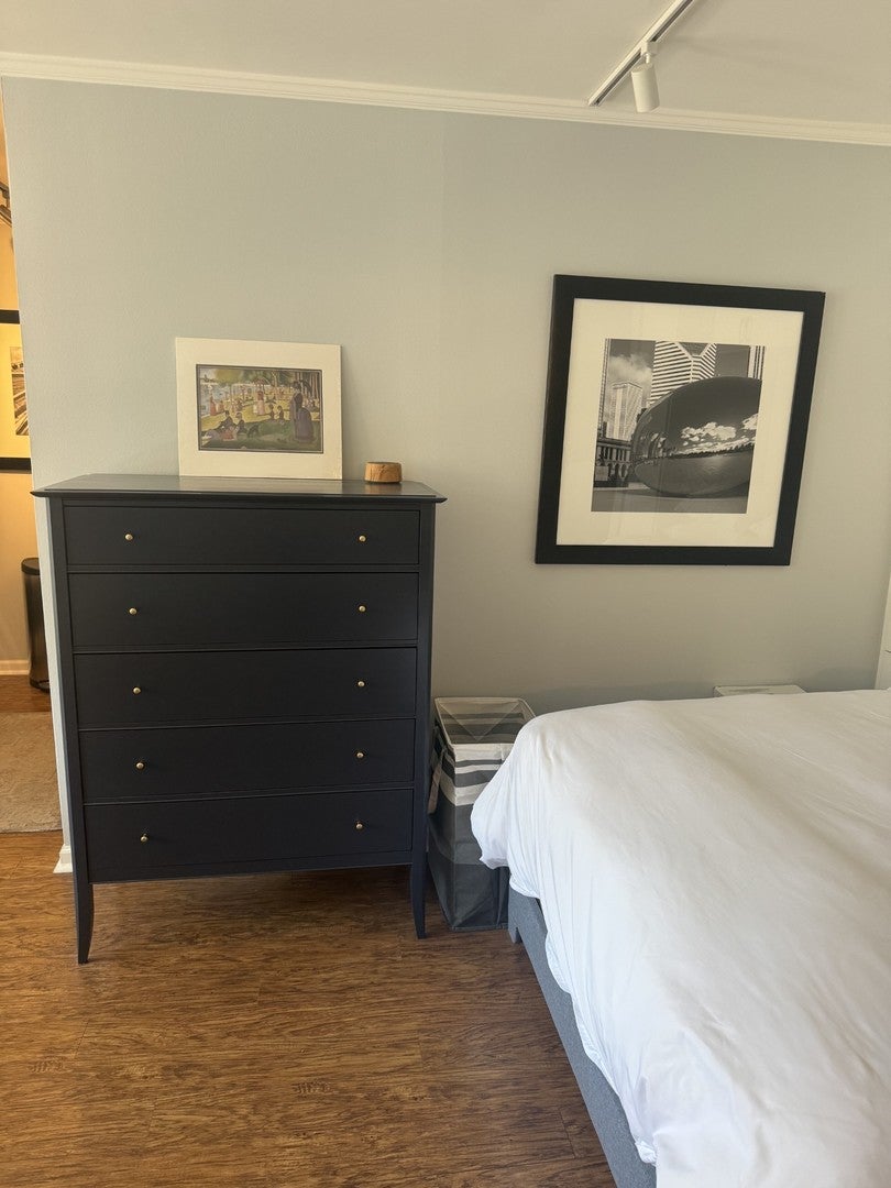 33 W Delaware Place 11C