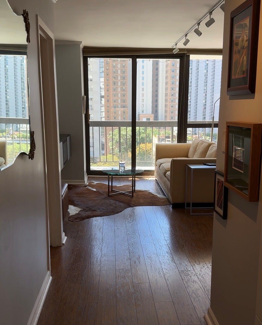 33 W Delaware Place 11C