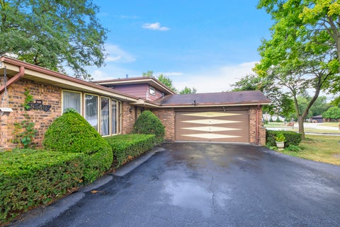 Tiny photo for 8540 Candlelight Drive E, Willow Springs, IL 60480 (MLS # 12756005)