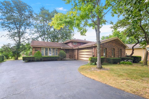 Photo of 8540 Candlelight Drive E, Willow Springs, IL 60480 (MLS # 12756005)
