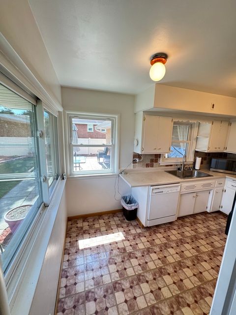 Tiny photo for 901 Brookline Lane, Park Ridge, IL 60068 (MLS # 12623705)