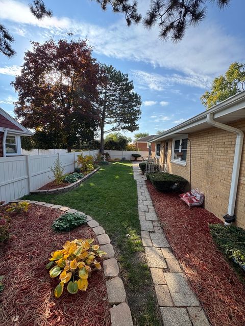 Tiny photo for 901 Brookline Lane, Park Ridge, IL 60068 (MLS # 12623705)