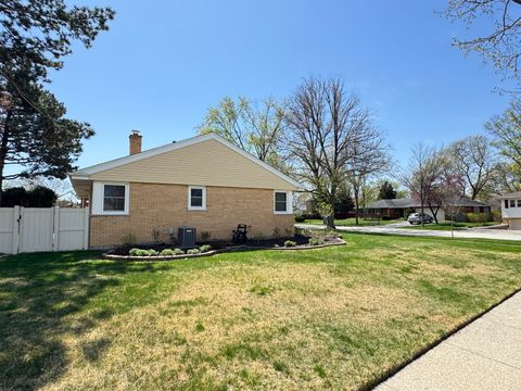 Tiny photo for 901 Brookline Lane, Park Ridge, IL 60068 (MLS # 12623705)