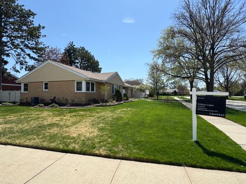 Tiny photo for 901 Brookline Lane, Park Ridge, IL 60068 (MLS # 12623705)
