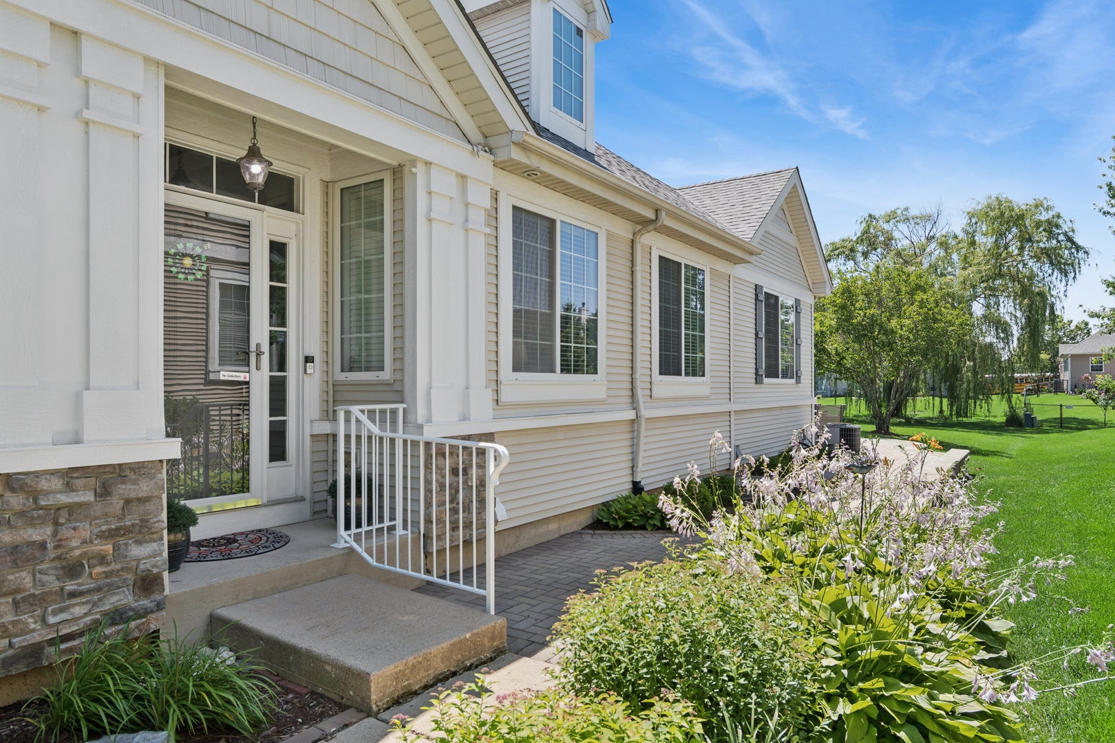 1074 HAMPTON Lane