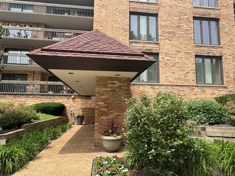 Tiny photo for 1621 Mission Hills Road #N201, Northbrook, IL 60062 (MLS # 12677433)