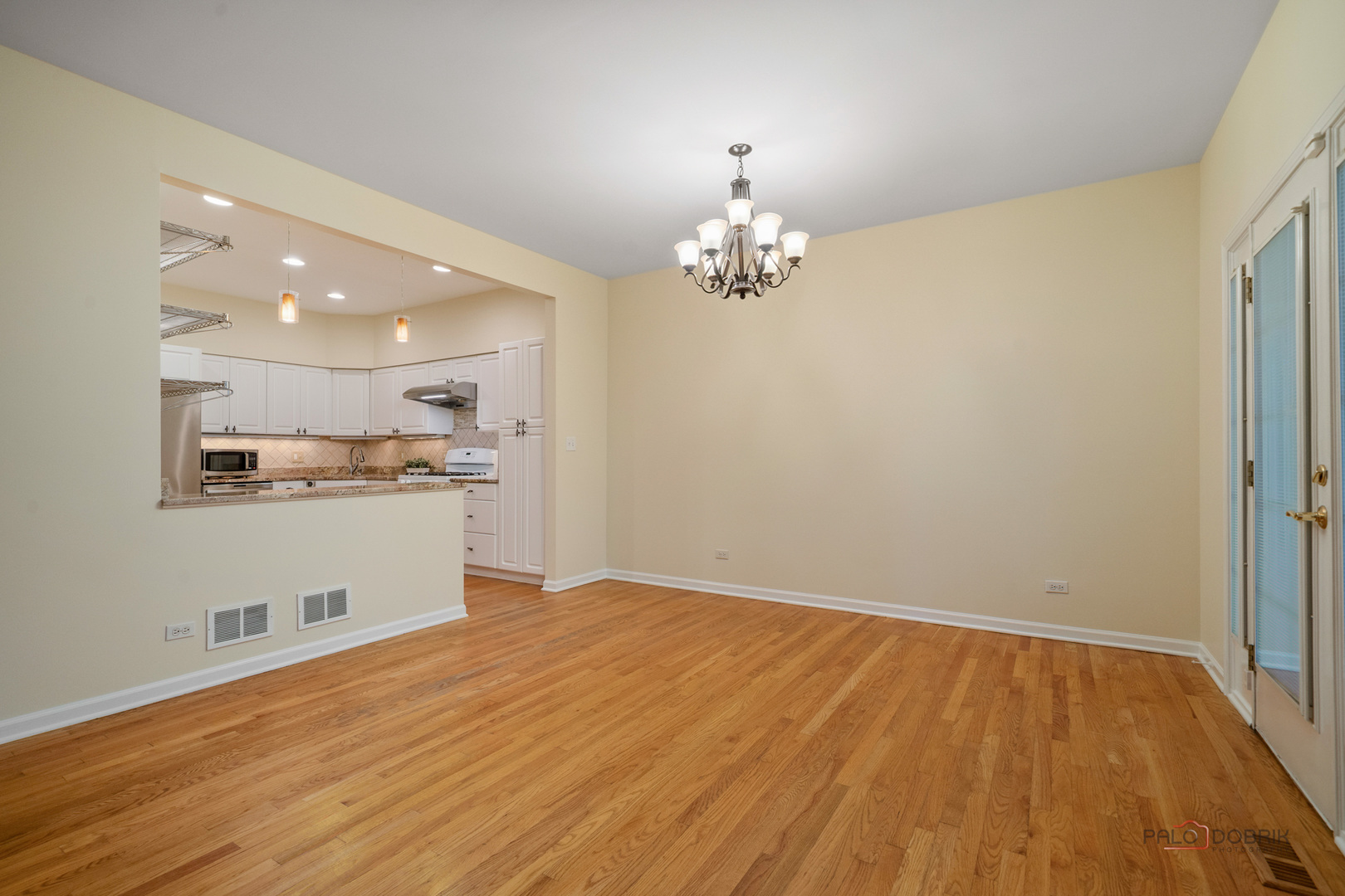 Glenview, Illinois 60025, United States, 3 Bedrooms Bedrooms, ,4 BathroomsBathrooms,Residential,Active,203954