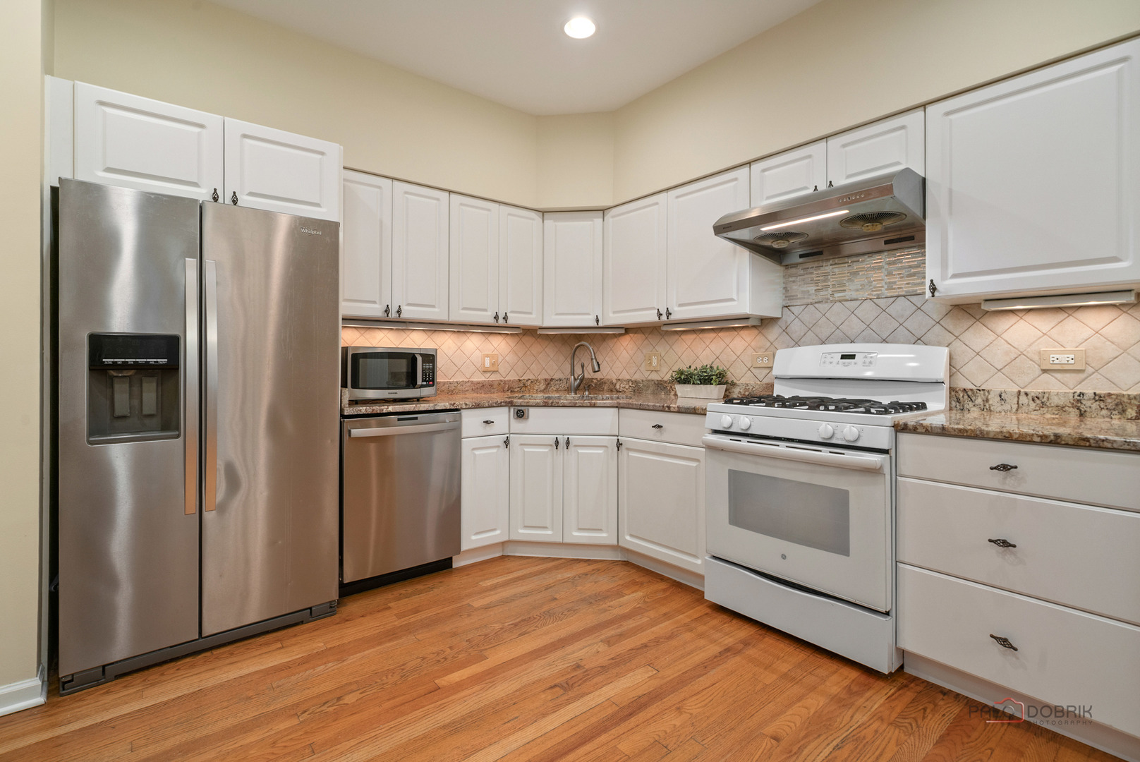 Glenview, Illinois 60025, United States, 3 Bedrooms Bedrooms, ,4 BathroomsBathrooms,Residential,Active,203954