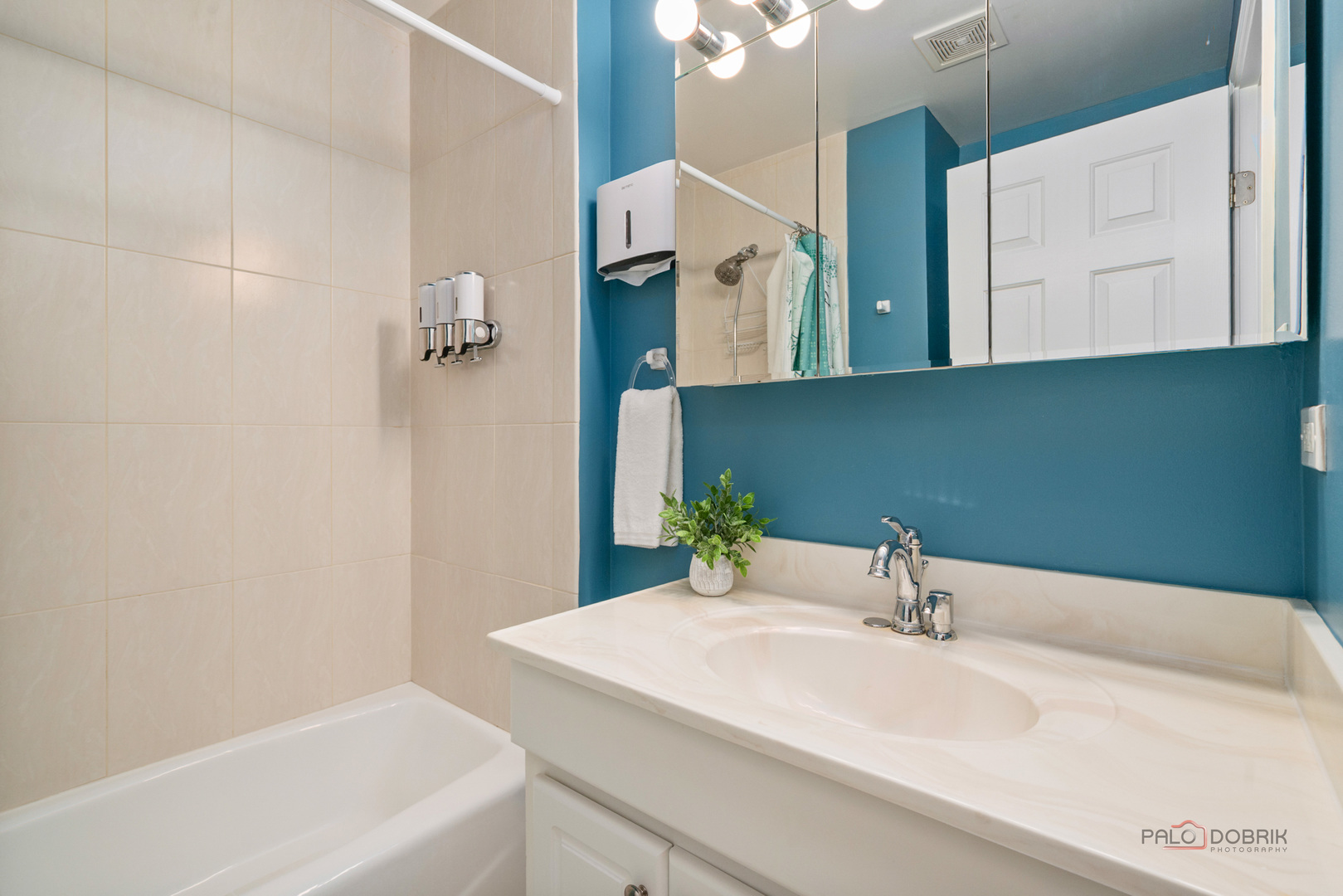 Glenview, Illinois 60025, United States, 3 Bedrooms Bedrooms, ,4 BathroomsBathrooms,Residential,Active,203954