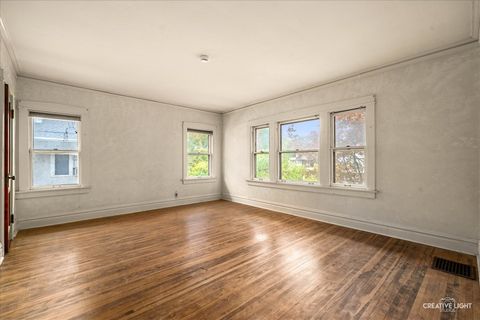 Tiny photo for 931 W Downer Place, Aurora, IL 60506 (MLS # 12486301)