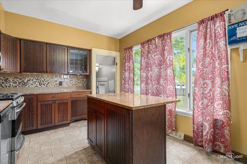 Tiny photo for 931 W Downer Place, Aurora, IL 60506 (MLS # 12486301)