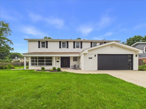 Photo of 1504 Pfingsten Road, Glenview, IL 60025 (MLS # 12696036)