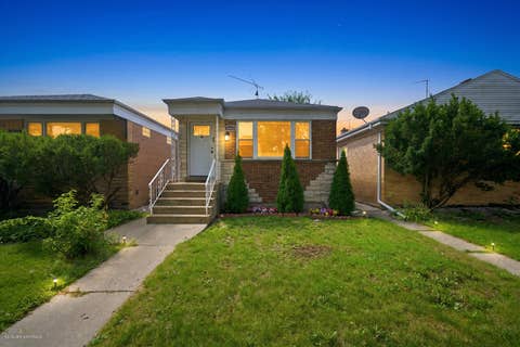 Photo of 2935 W Howard Street, Chicago, IL 60645 (MLS # 12724729)