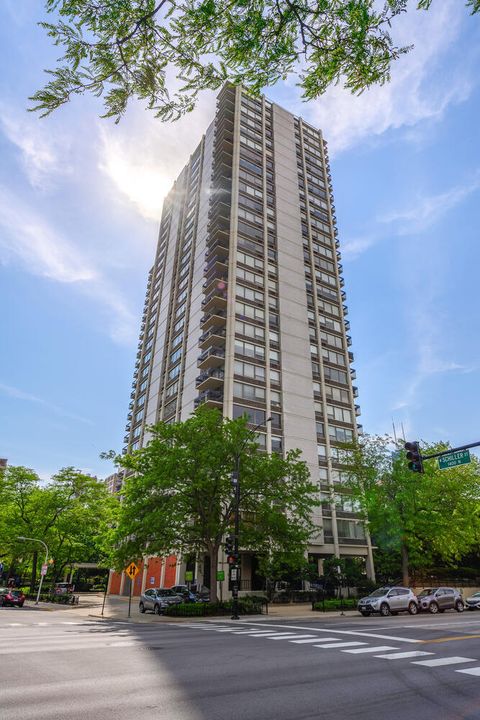 Photo of 1360 N Sandburg Terrace #1212C, Chicago, IL 60610 (MLS # 12546168)