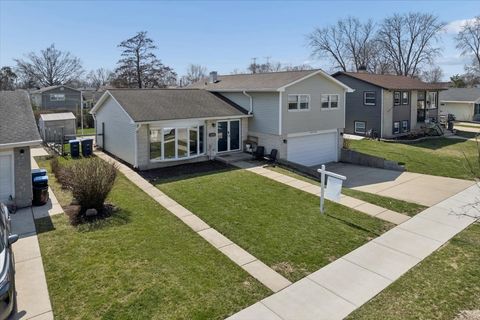 Tiny photo for 703 Westmere Road, Des Plaines, IL 60016 (MLS # 12590311)