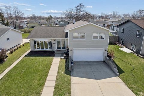 Tiny photo for 703 Westmere Road, Des Plaines, IL 60016 (MLS # 12590311)