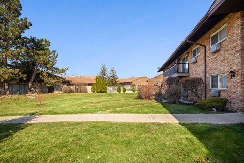 Tiny photo for 836 E Old Willow Road #209, Prospect Heights, IL 60070 (MLS # 12606925)