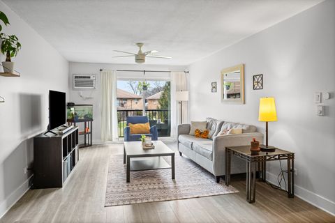 Tiny photo for 836 E Old Willow Road #209, Prospect Heights, IL 60070 (MLS # 12606925)