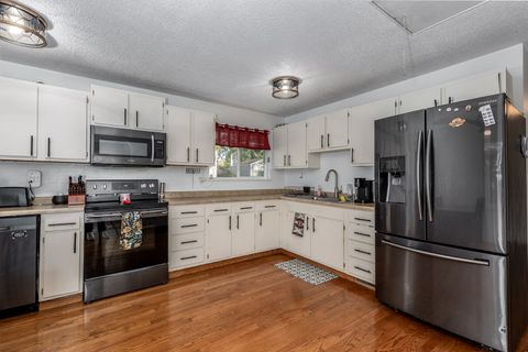 Tiny photo for 618 Fort Street, Ottawa, IL 61350 (MLS # 12619830)