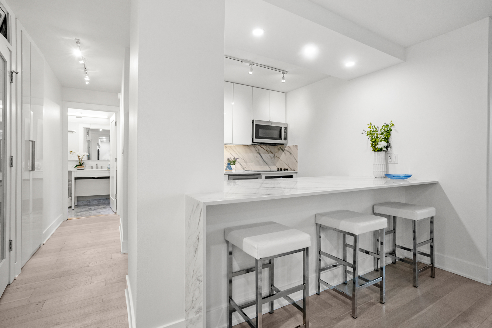 88 W Schiller Street 904
