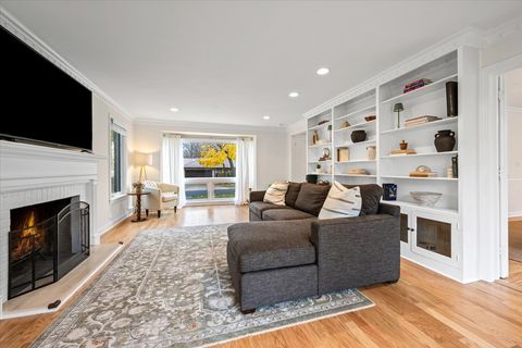 Tiny photo for 300 Lincolnwood Road, Highland Park, IL 60035 (MLS # 12520413)