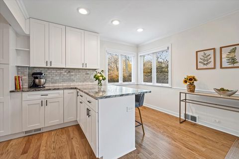 Tiny photo for 300 Lincolnwood Road, Highland Park, IL 60035 (MLS # 12520413)