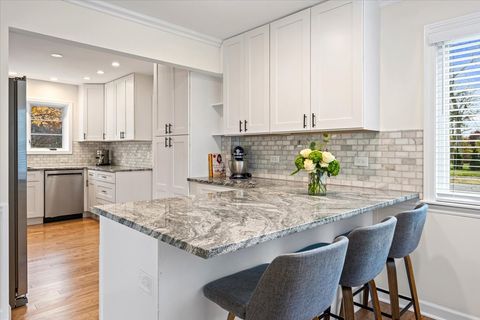 Tiny photo for 300 Lincolnwood Road, Highland Park, IL 60035 (MLS # 12520413)