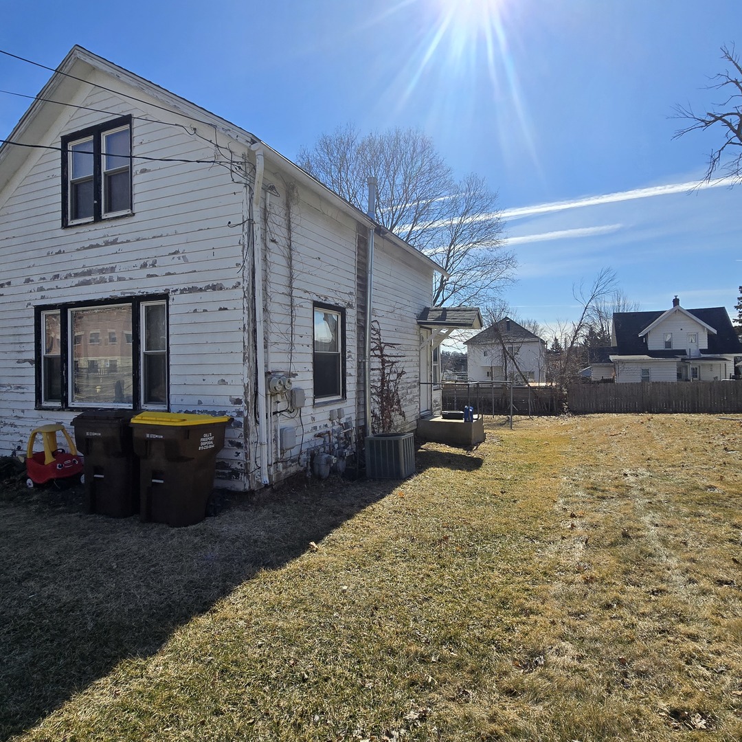 807 W Pleasant Street