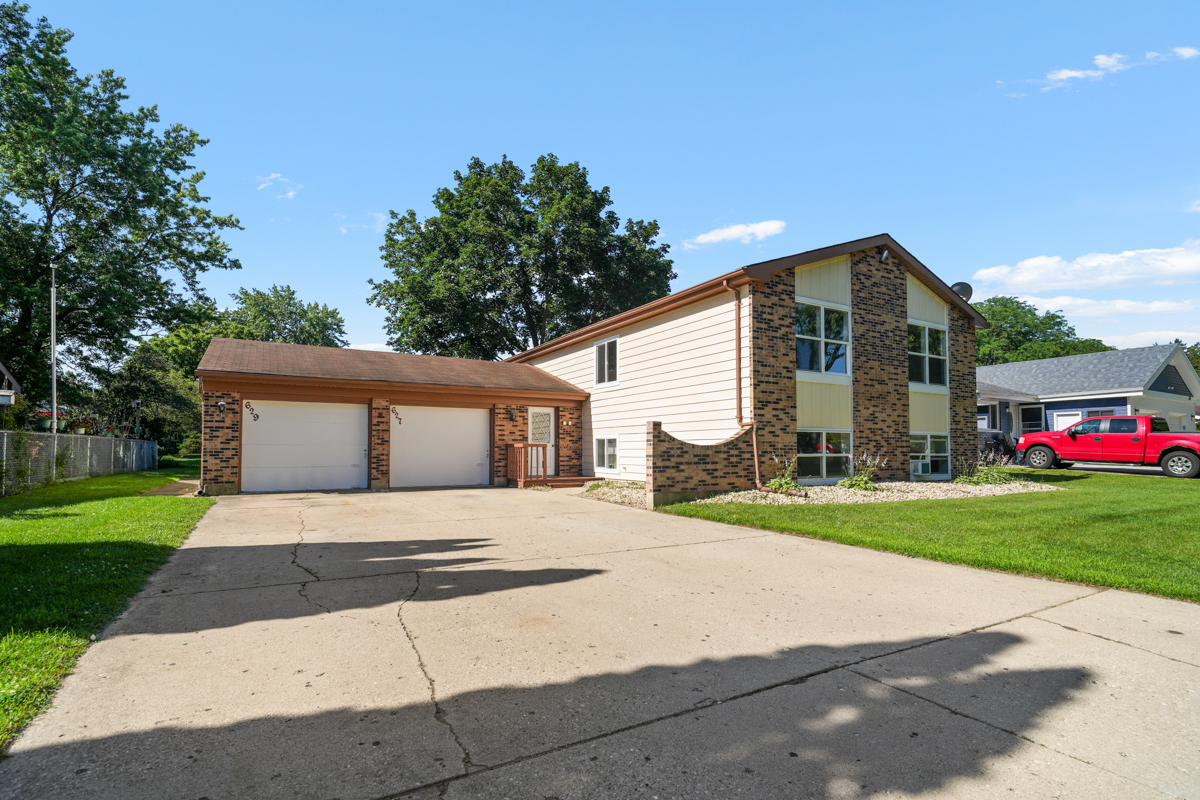 Photo 1 of 42 — 627 Chardonnay Lane, Crystal Lake, IL 60014