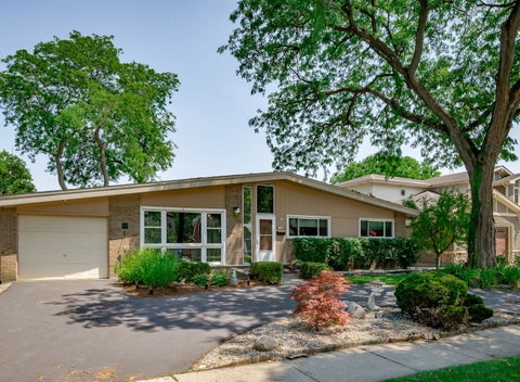 Photo of 295 S Poplar Avenue, Elmhurst, IL 60126 (MLS # 12734422)