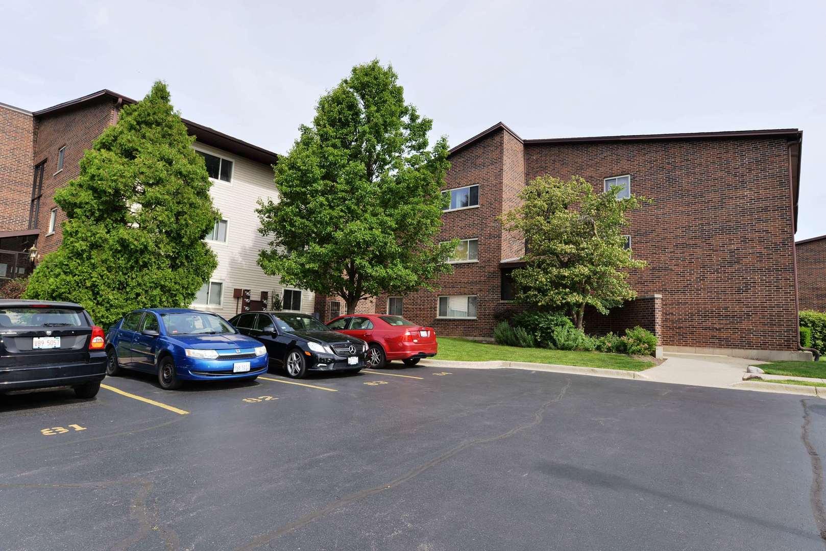 Photo 1 of 29 — 650 PERRIE Drive 301, Elk Grove Village, IL 60007