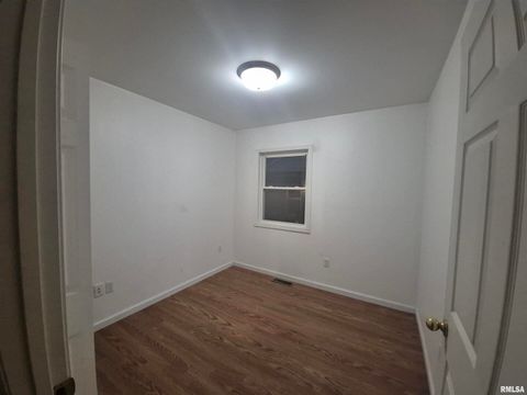 Tiny photo for 1116 S Land Street, Harrisburg, IL 62946 (MLS # EB460081)