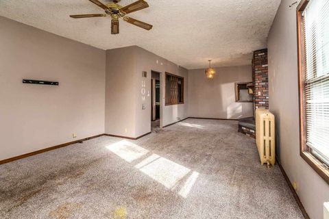 Tiny photo for 1103 N Monroe Street, Marion, IL 62959 (MLS # 100000468)