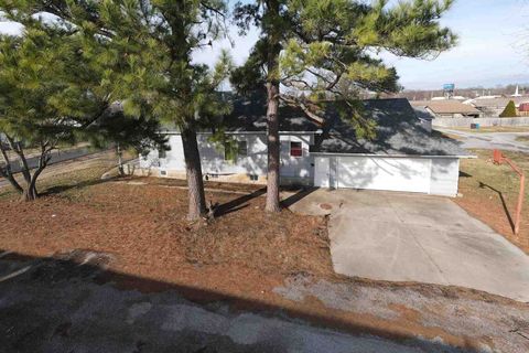 Tiny photo for 1103 N Monroe Street, Marion, IL 62959 (MLS # 100000468)