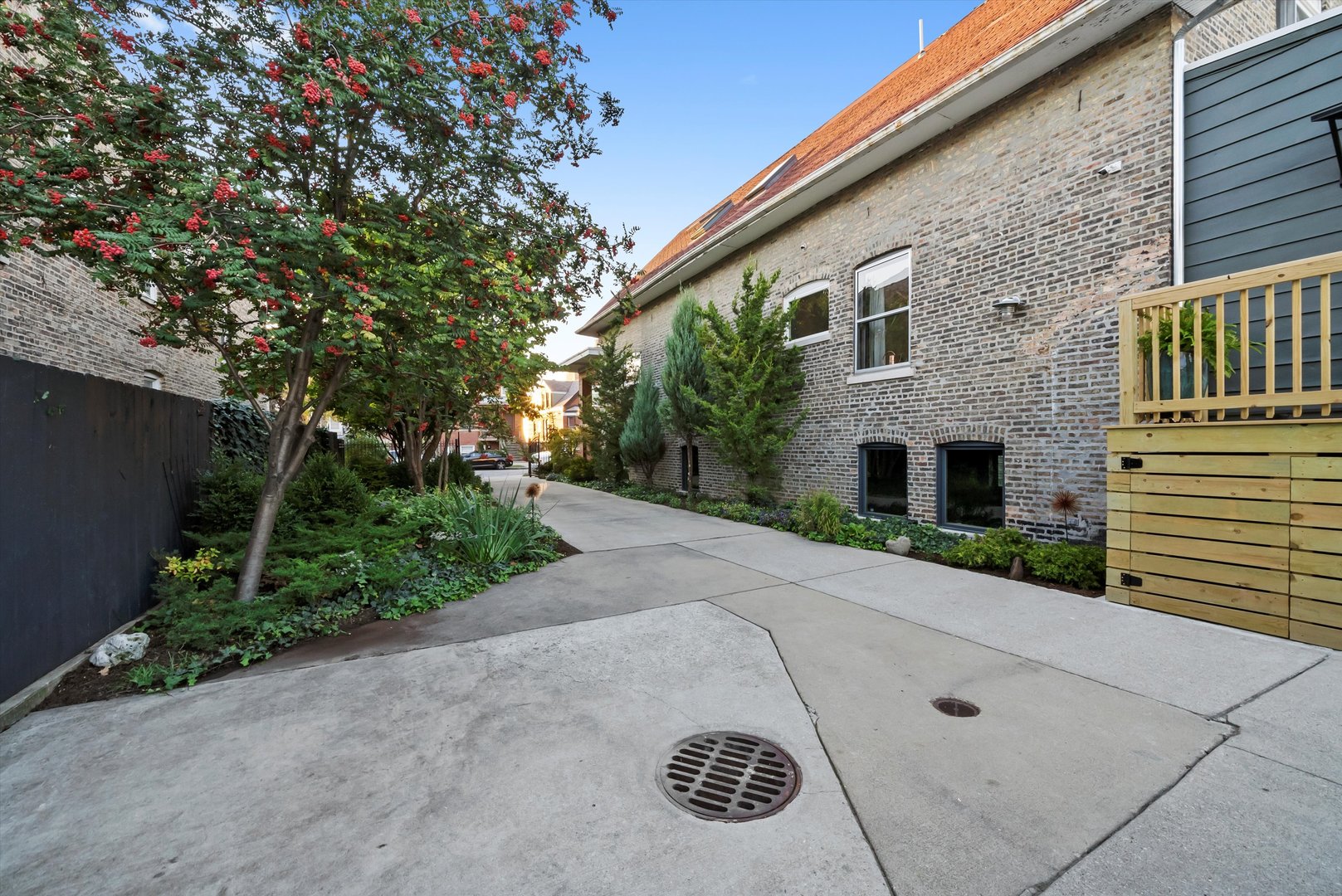 1529 N Harding Avenue