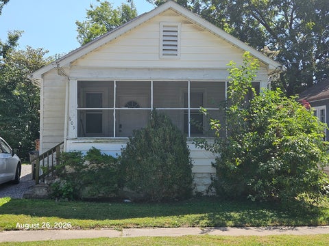 Photo of 609 W CHERRY Street, Carbondale, IL 62901 (MLS # 12741360)