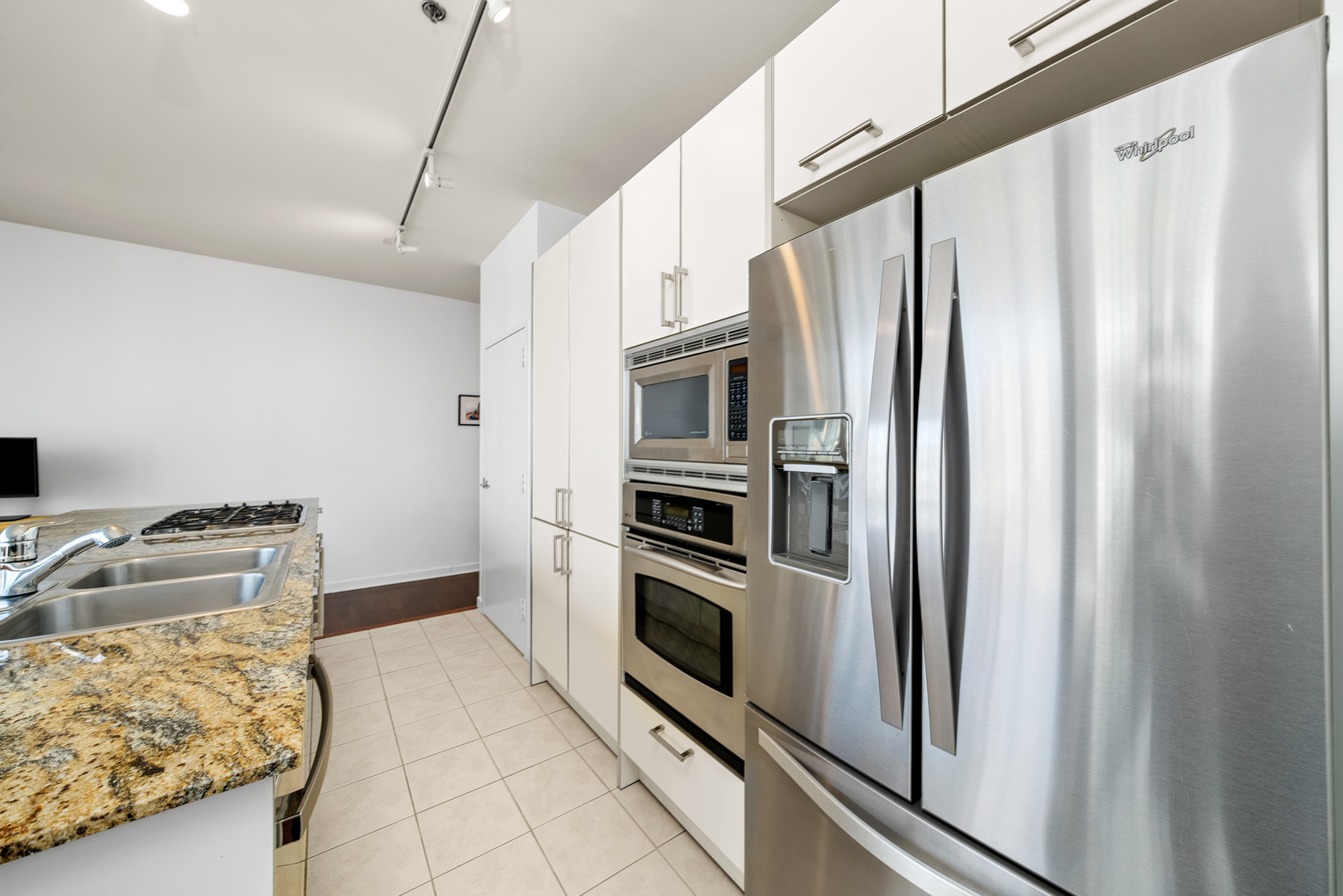 653 N Kingsbury Street 1006
