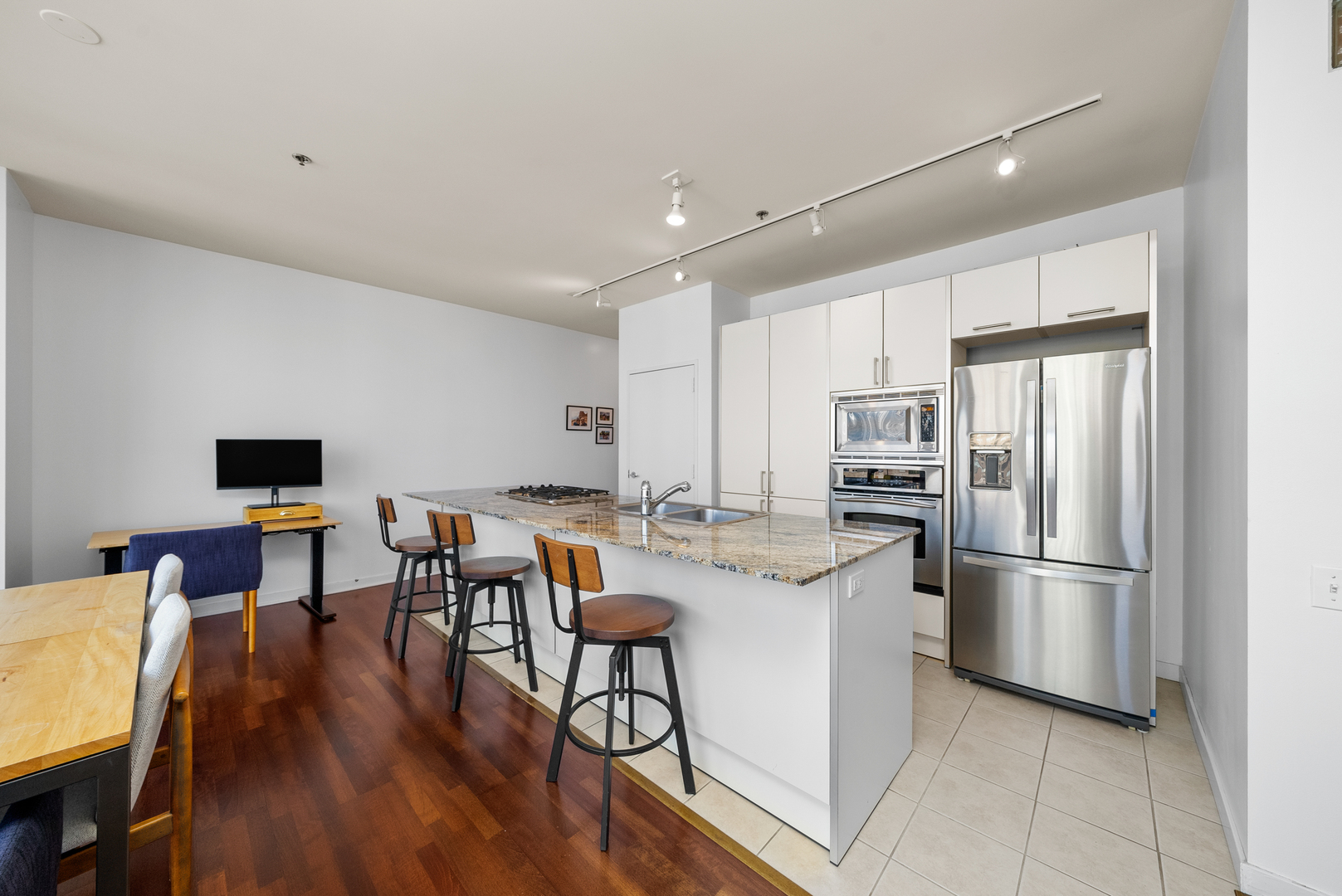 653 N Kingsbury Street 1006