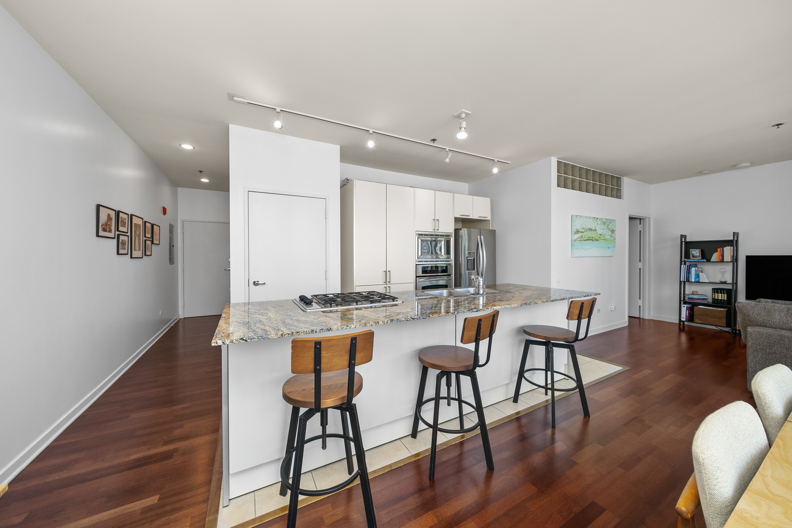 653 N Kingsbury Street 1006