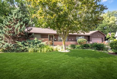 Photo of 10 Hollycourt Terrace, Lake Zurich, IL 60047 (MLS # 12704100)