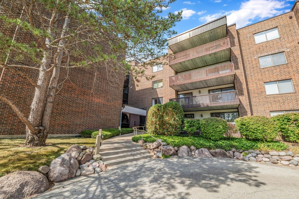 Photo for 690 Chandler Road #102, Gurnee, IL 60031 (MLS # 12488530)