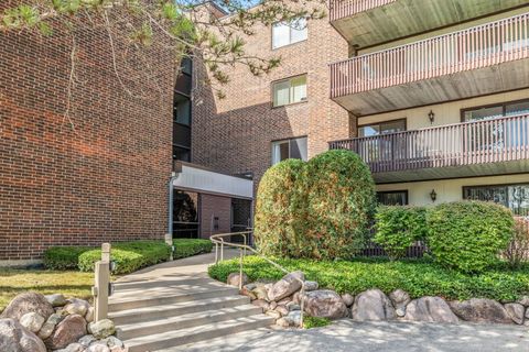 Tiny photo for 690 Chandler Road #102, Gurnee, IL 60031 (MLS # 12488530)