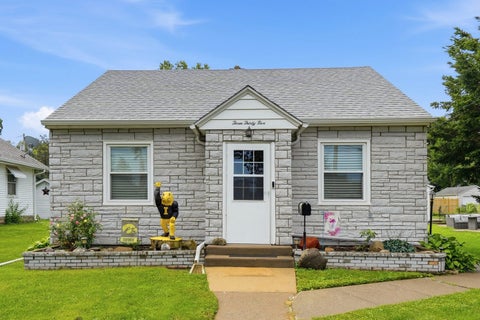 Photo of 335 W 30th Street, Davenport, IA 52803 (MLS # 12716530)
