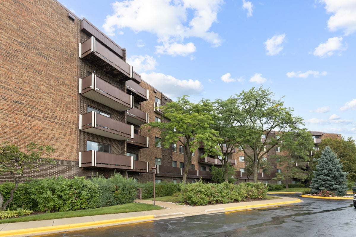 840 Wellington Avenue 303